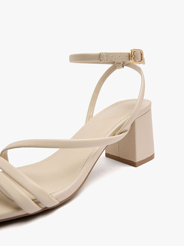 Tek Renk Geniş Topuklu Sandalet