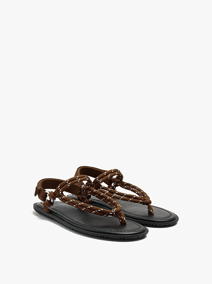 Desenli Parmak Arası Düz Sandalet