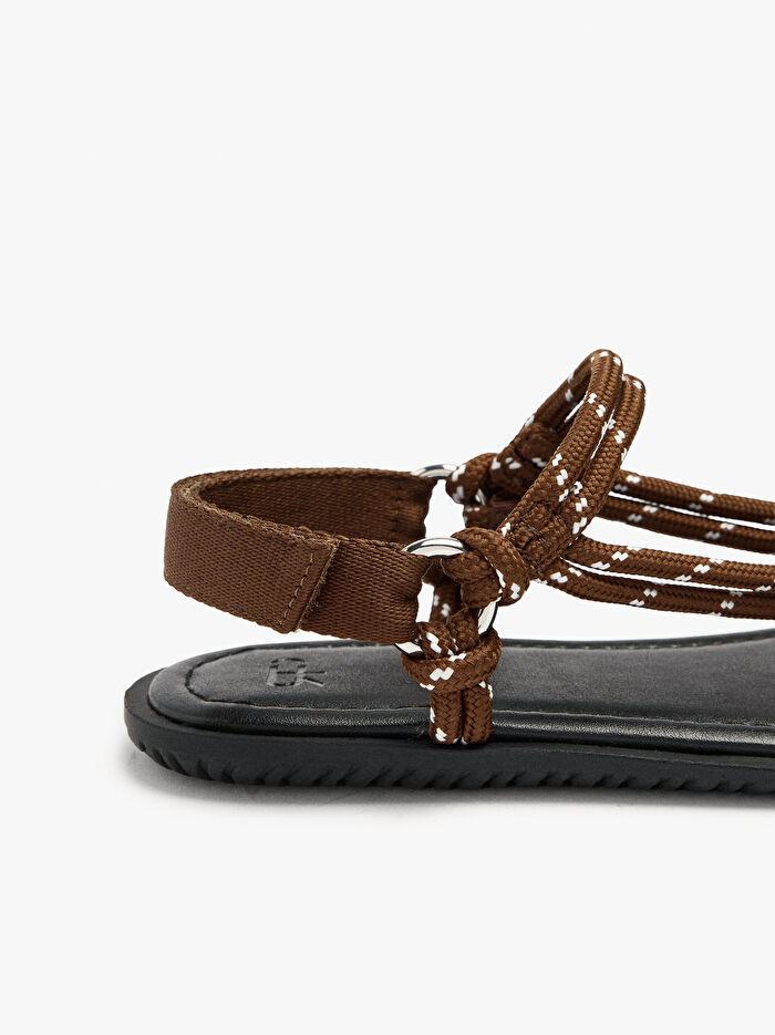 Desenli Parmak Arası Düz Sandalet