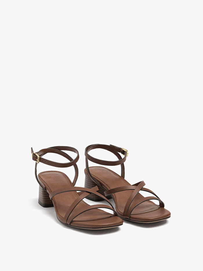 Geniş Blok Topuklu Bantlı Sandalet