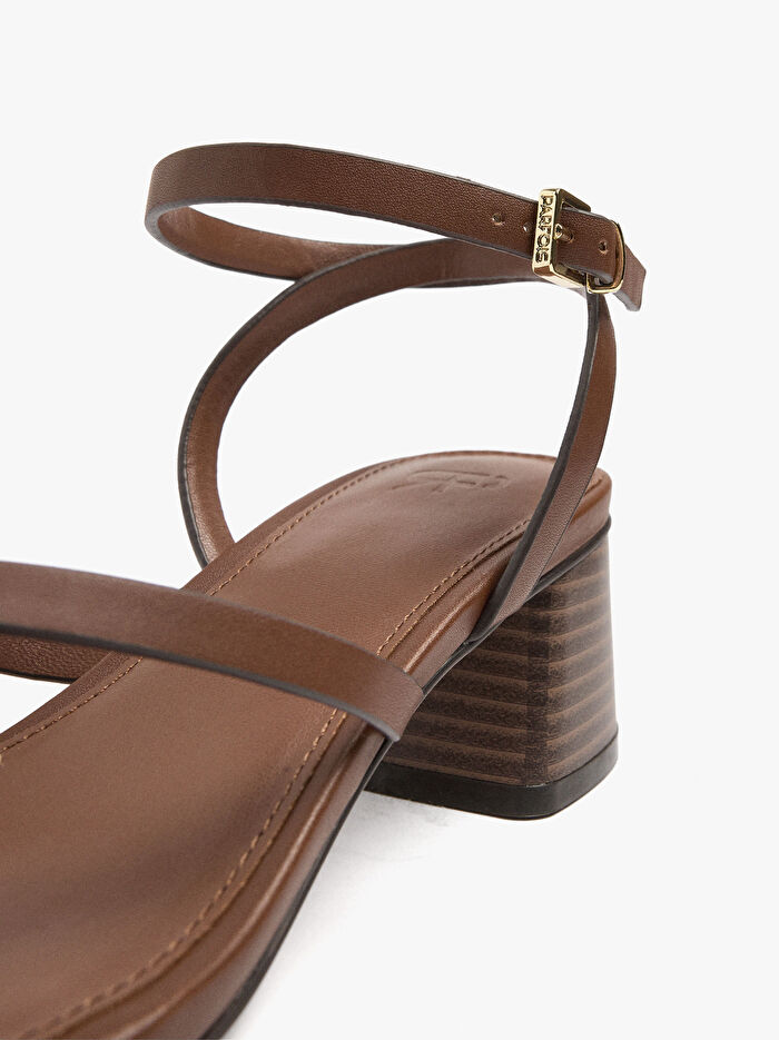 Geniş Blok Topuklu Bantlı Sandalet