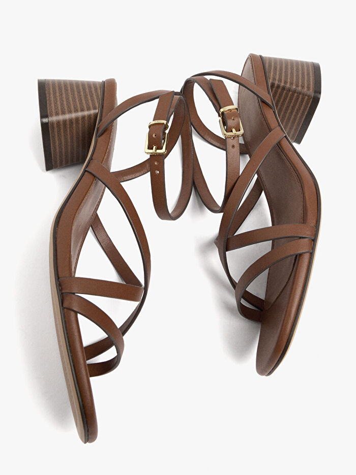 Geniş Blok Topuklu Bantlı Sandalet