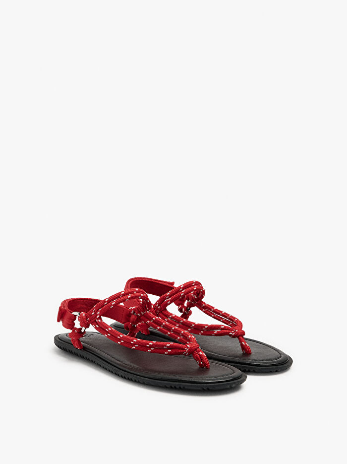 Desenli Parmak Arası Düz Sandalet