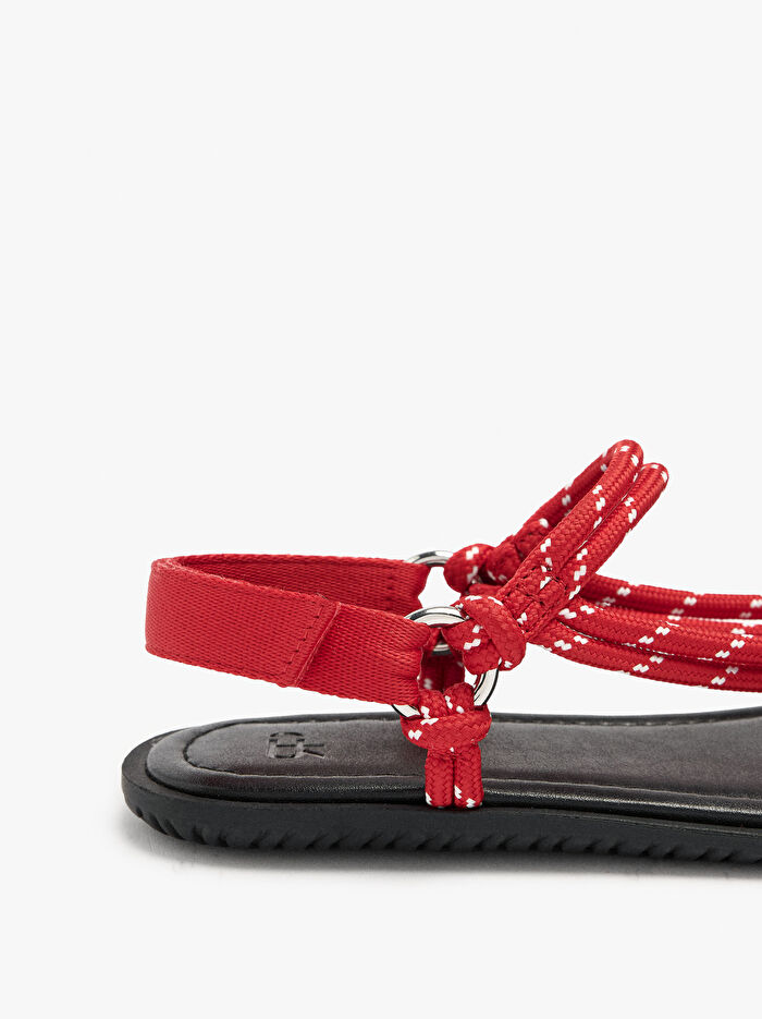 Desenli Parmak Arası Düz Sandalet