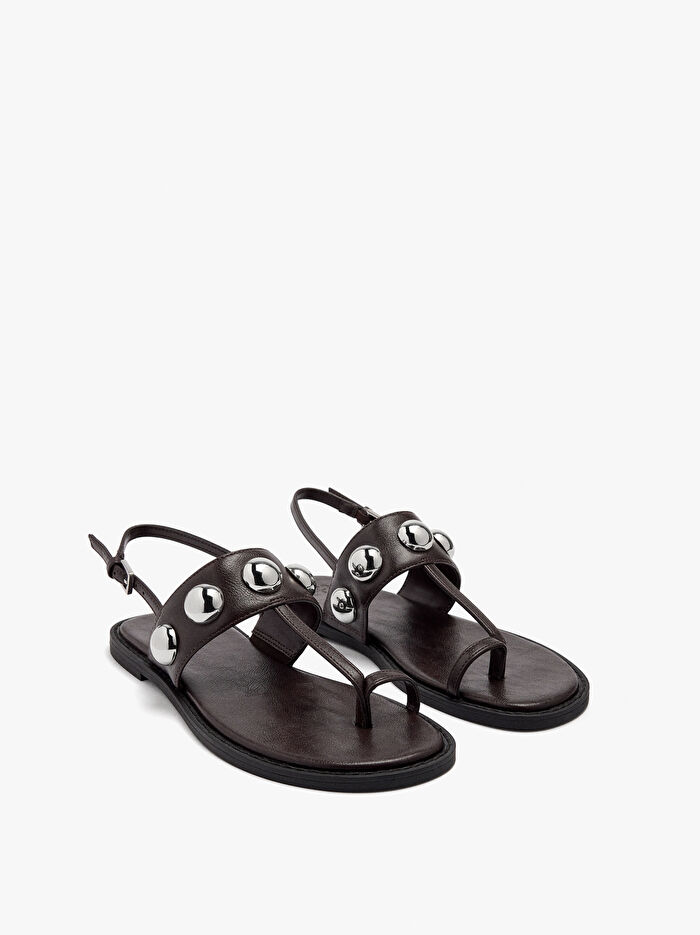 Metal Küre Detaylı Düz Sandalet