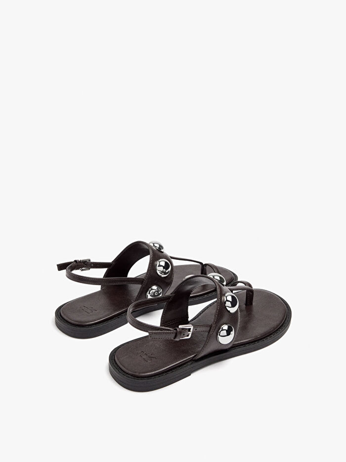 Metal Küre Detaylı Düz Sandalet
