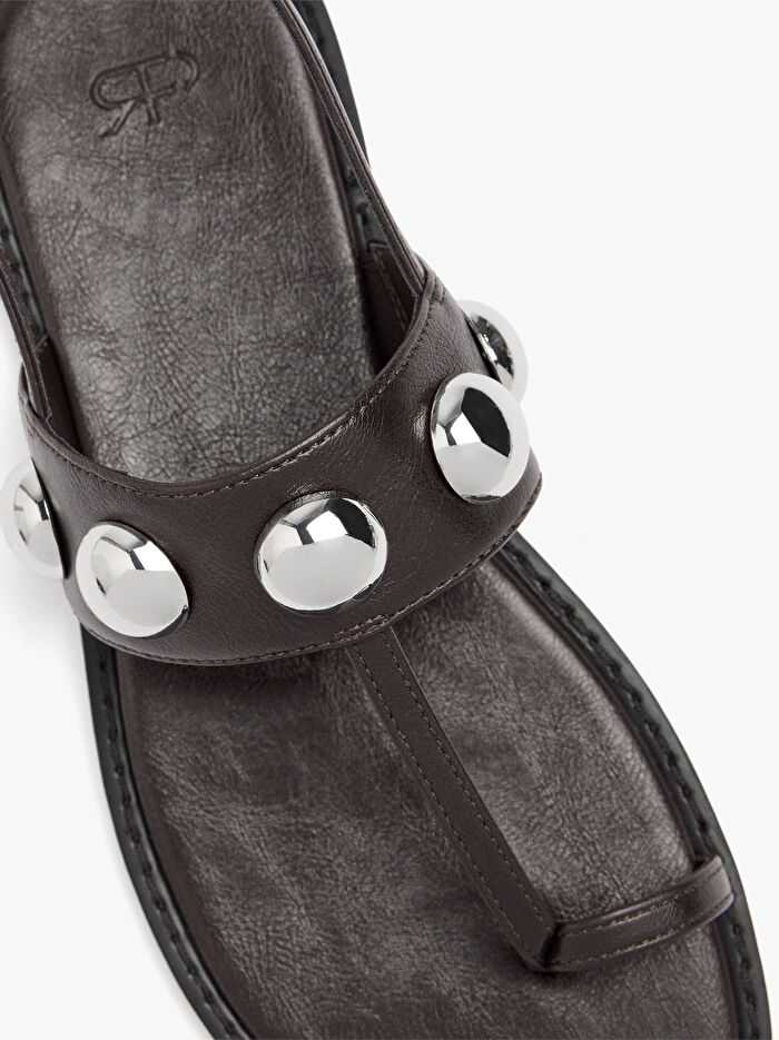 Metal Küre Detaylı Düz Sandalet