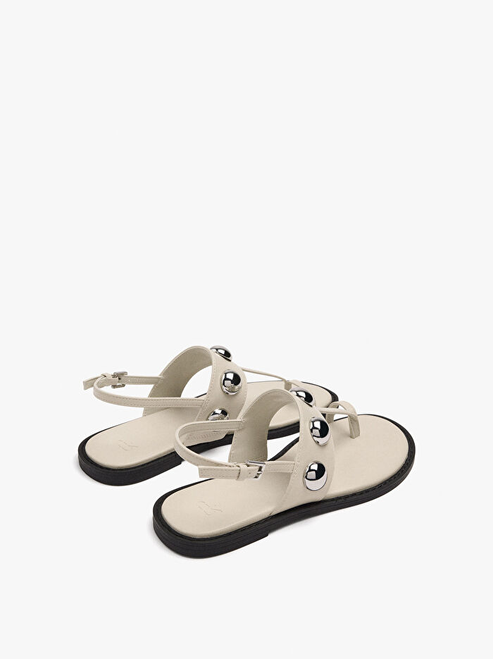 Metal Küre Detaylı Düz Sandalet