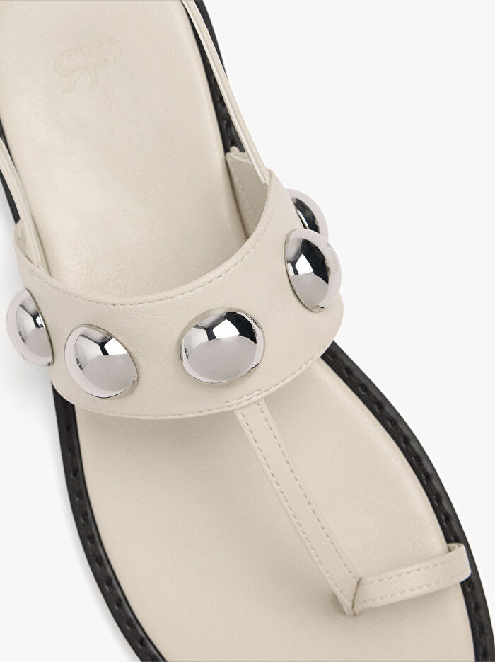 Metal Küre Detaylı Düz Sandalet