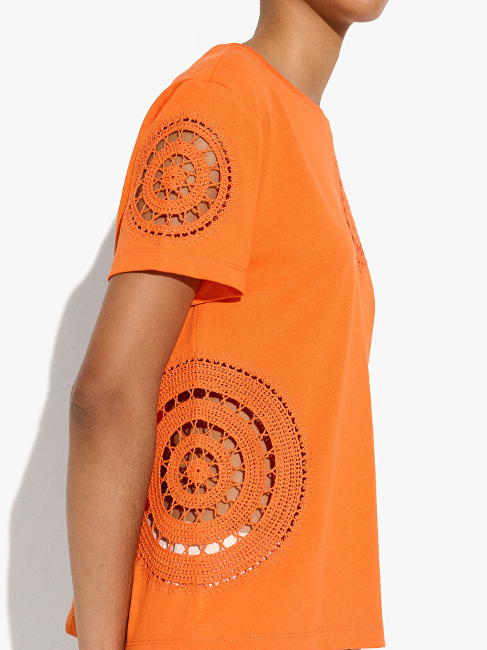 Tığ İşlemeli %100 Pamuklu T-Shirt