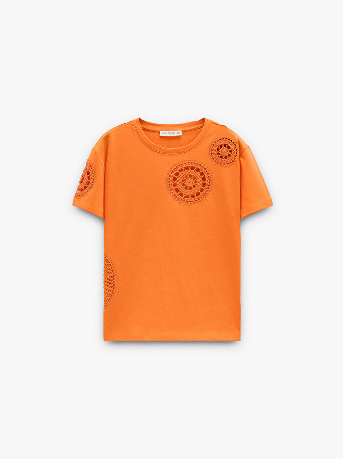 Tığ İşlemeli %100 Pamuklu T-Shirt