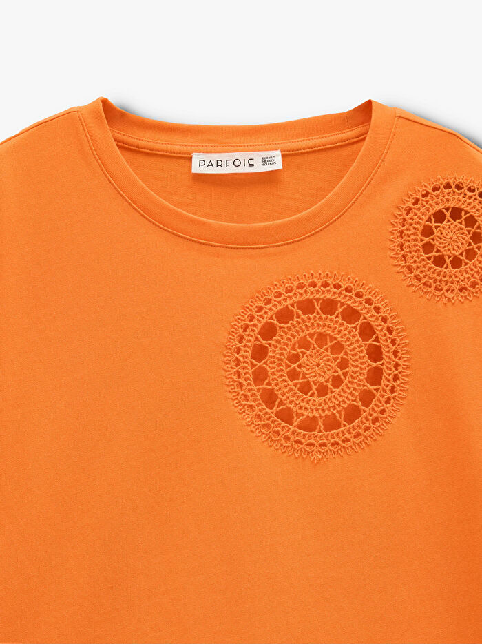 Tığ İşlemeli %100 Pamuklu T-Shirt