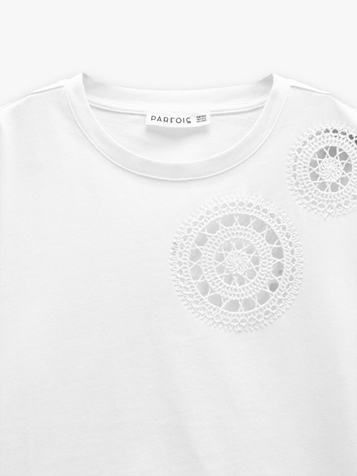 Tığ İşlemeli %100 Pamuklu T-Shirt