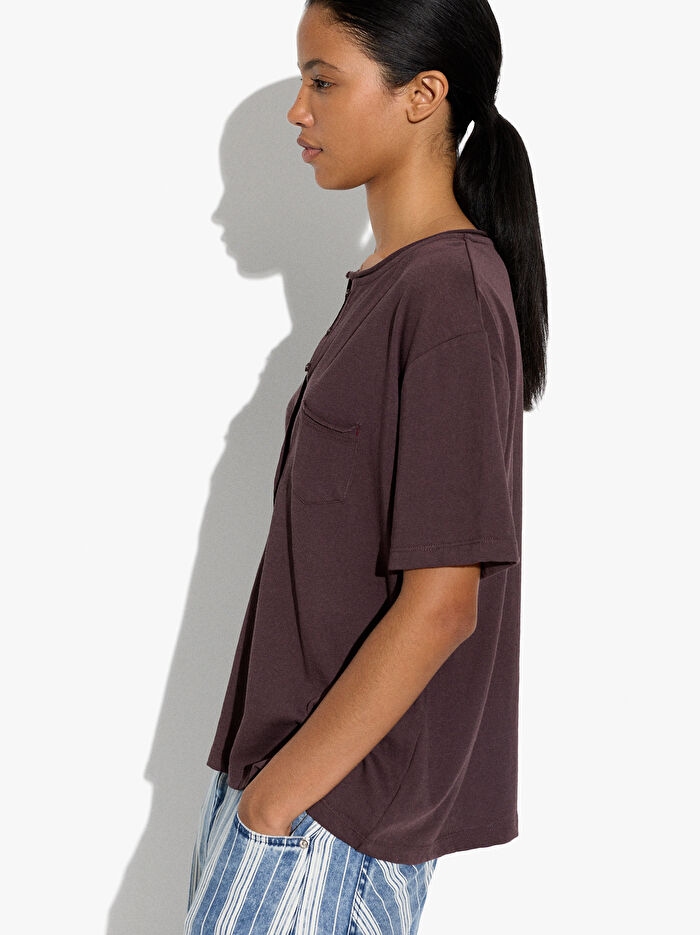 Düğmeli ve Cepli T-Shirt