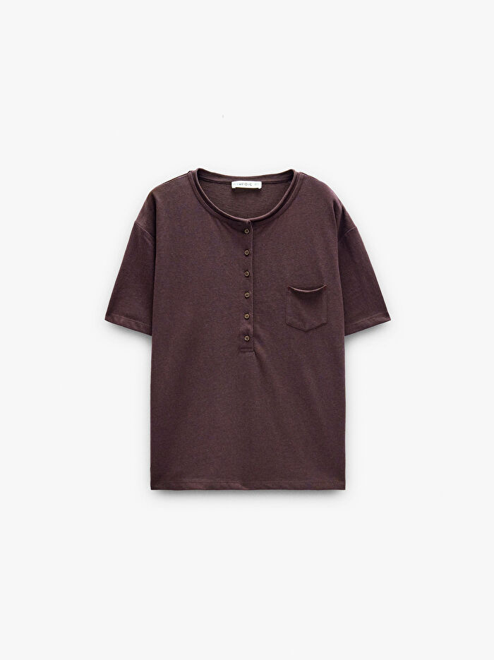 Düğmeli ve Cepli T-Shirt