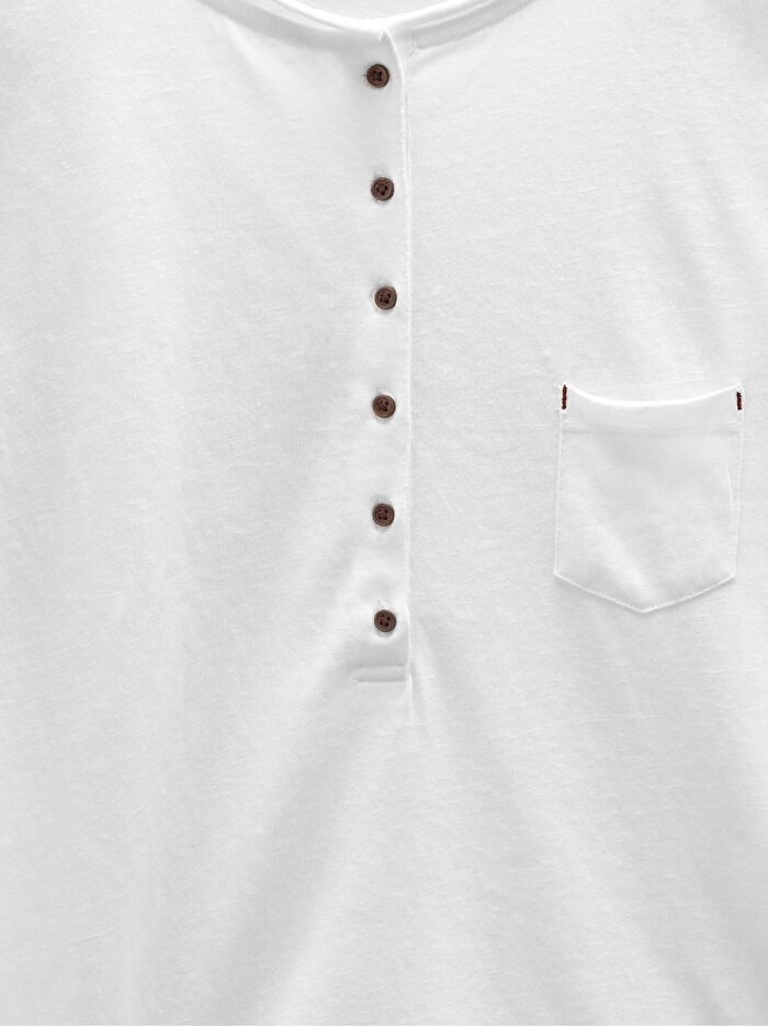 Düğmeli ve Cepli T-Shirt