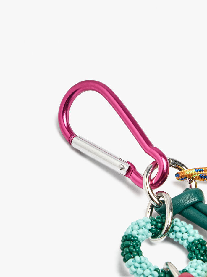 Çiçek ve A Harfi Desenli Charm Anahtarlık